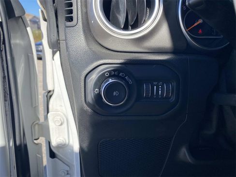 Used 2018 Jeep Wrangler Unlimited Sahara image 14