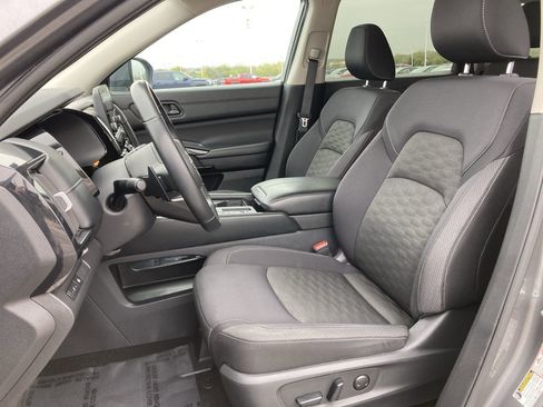 Used 2024 Nissan Pathfinder SV image 13