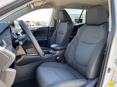 Used 2025 Toyota RAV4 XLE FWD image 23