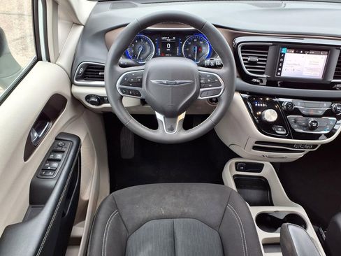 Used 2023 Chrysler Voyager LX image 15