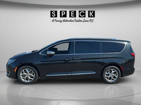Used 2018 Chrysler Pacifica Limited FWD image 2
