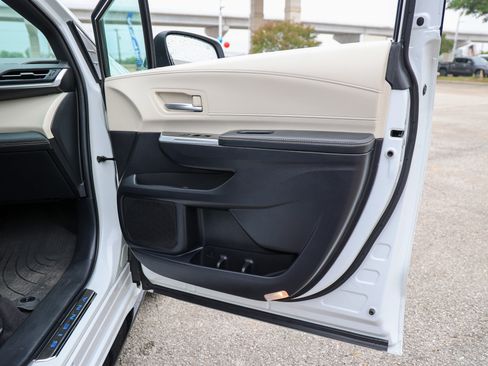 Used 2025 Toyota Sienna Platinum FWD image 46