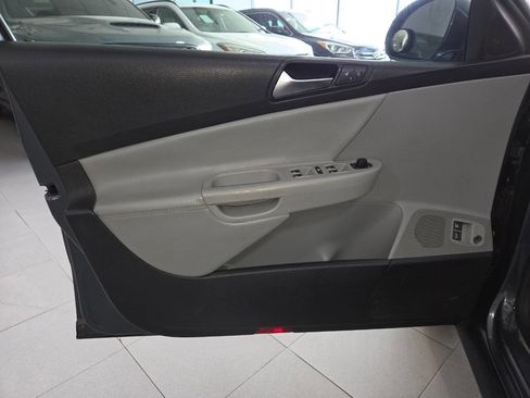 Used 2009 Volkswagen Passat Komfort FWD image 13