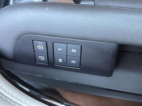 Used 2025 Land Rover Discovery S AWD/4WD image 25