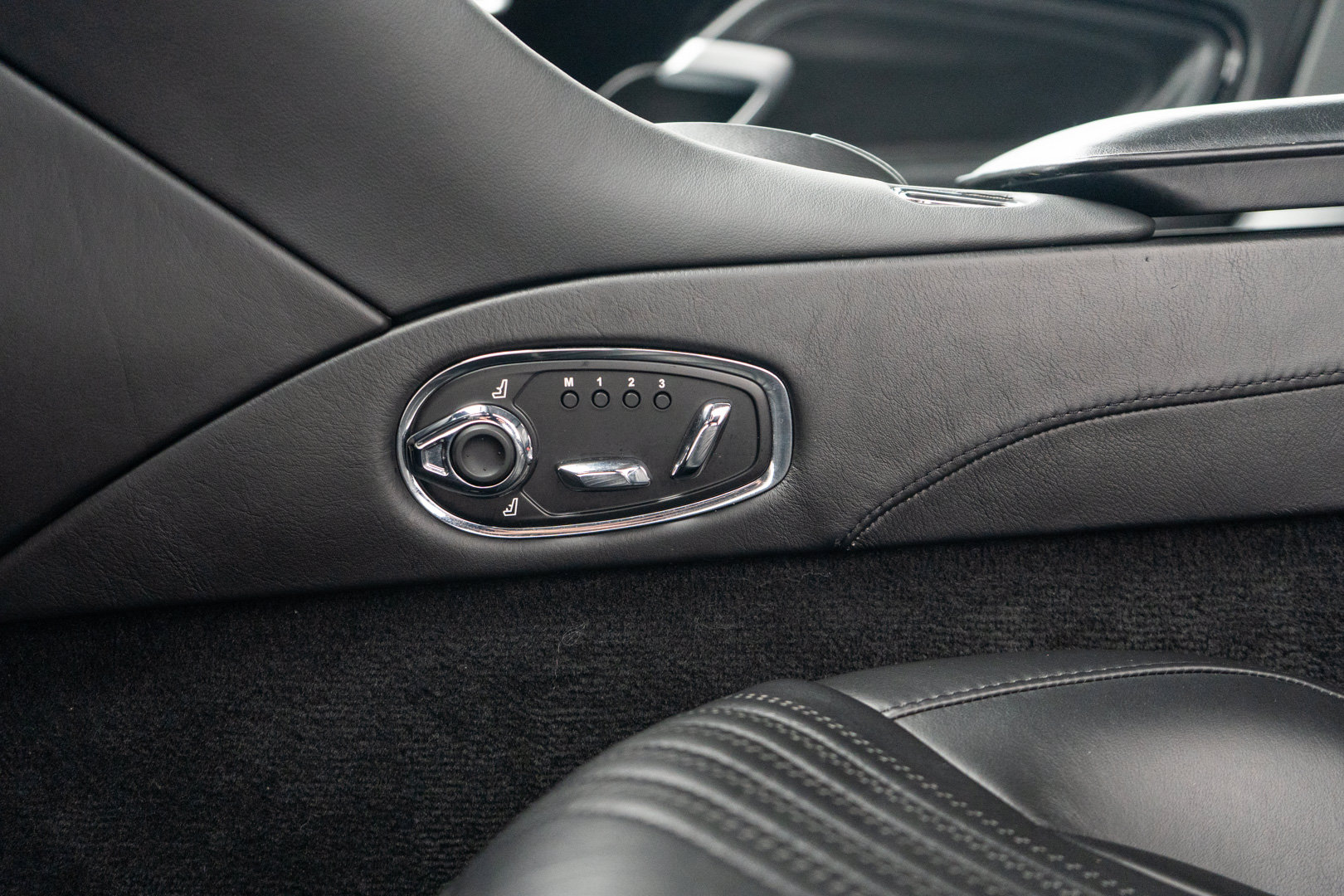 Used 2019 Aston Martin DB11 Coupe RWD image 15