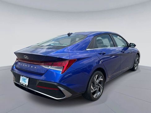 Used 2024 Hyundai Elantra SEL w/ Convenience Package FWD image 4