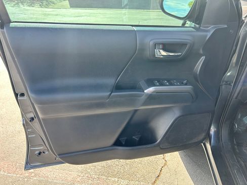 Used 2023 Toyota Tacoma TRD Off-Road image 9