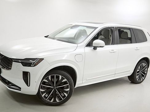 New 2026 Volvo XC90 T8 Ultra w/ Protection Package image 3