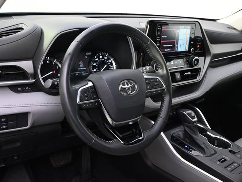 Used 2021 Toyota Highlander XLE AWD/4WD image 11