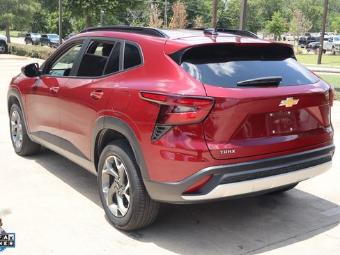 Used 2024 Chevrolet Trax LT w/ LT Convenience Package FWD image 6