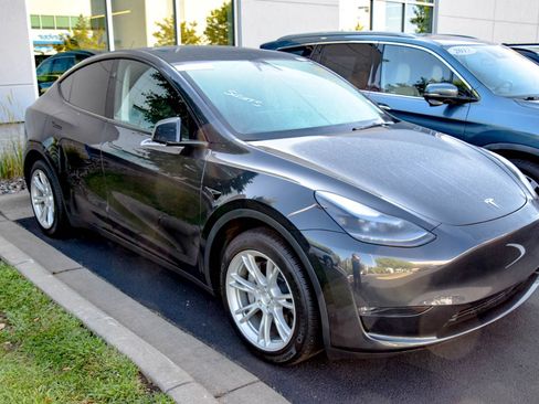 Used 2024 Tesla Model Y Long Range AWD/4WD image 3