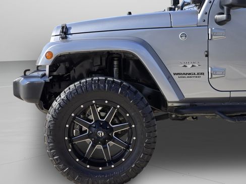 Used 2017 Jeep Wrangler Unlimited Sahara w/ Connectivity Group AWD/4WD image 28