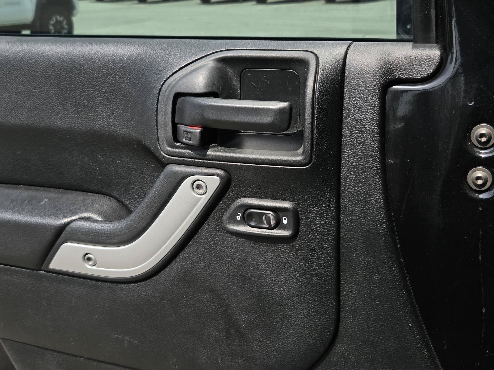 Used 2017 Jeep Wrangler Unlimited Rubicon w/ Connectivity Group AWD/4WD image 26
