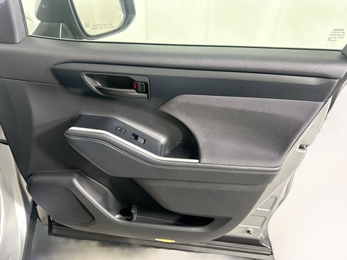 Used 2023 Toyota Highlander LE image 32