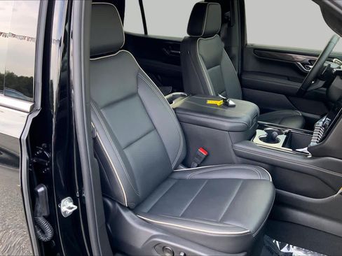 Used 2025 GMC Yukon Elevation AWD/4WD image 8