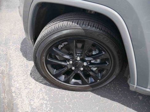 Used 2022 Jeep Grand Cherokee Altitude AWD/4WD image 13