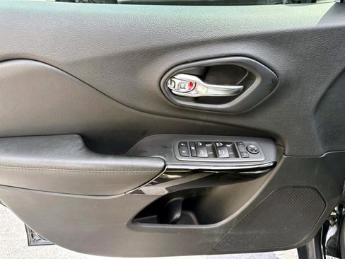 Used 2019 Jeep Cherokee Latitude Plus image 7