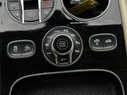 Used 2017 Bentley Bentayga AWD/4WD image 52