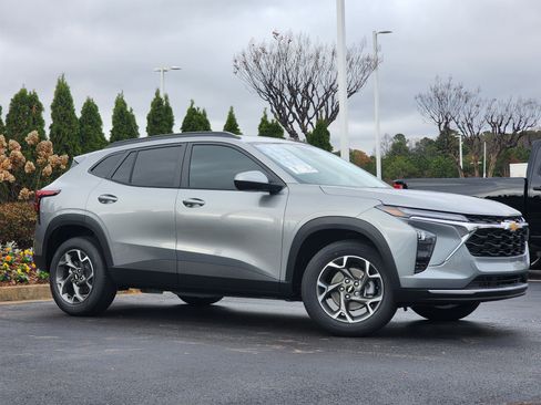 New 2026 Chevrolet Trax LT w/ Driver Confidence Package image 2