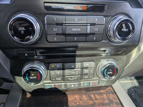 Used 2015 Ford F150 Platinum w/ Equipment Group 701A Luxury image 21