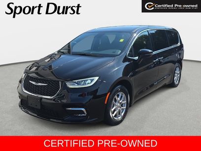 Used 2025 Chrysler Pacifica Select
