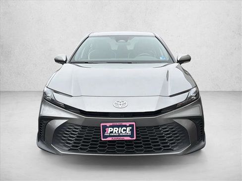 Used 2025 Toyota Camry SE image 2