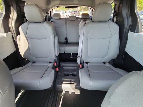 Used 2025 Toyota Sienna XLE image 5