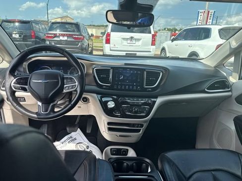 Used 2018 Chrysler Pacifica Touring-L w/ Advanced Safetytec Group FWD image 16