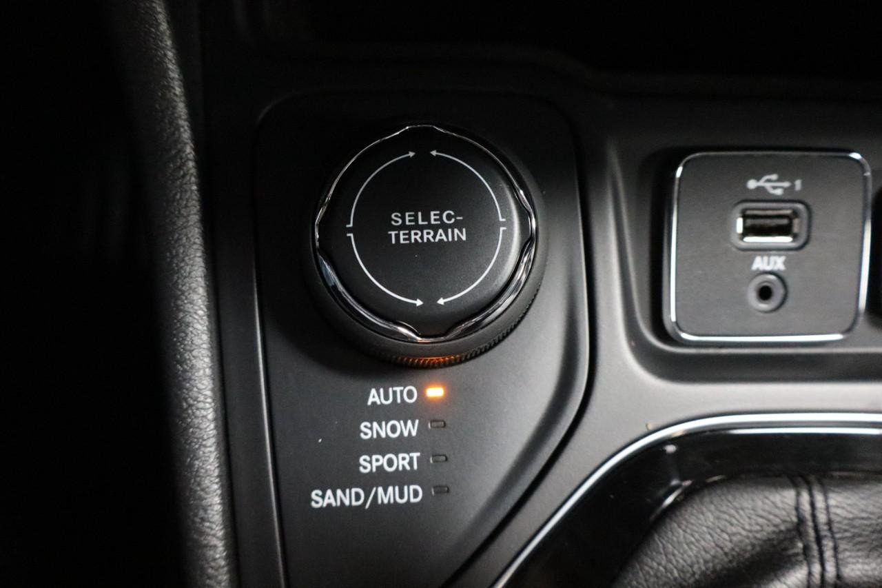 Used 2019 Jeep Cherokee Limited AWD/4WD image 23