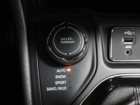 Used 2019 Jeep Cherokee Limited AWD/4WD image 23