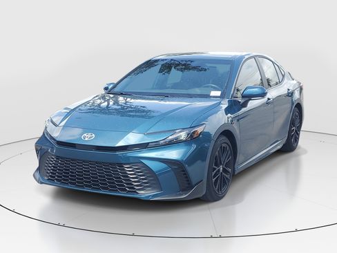 Used 2025 Toyota Camry SE image 3