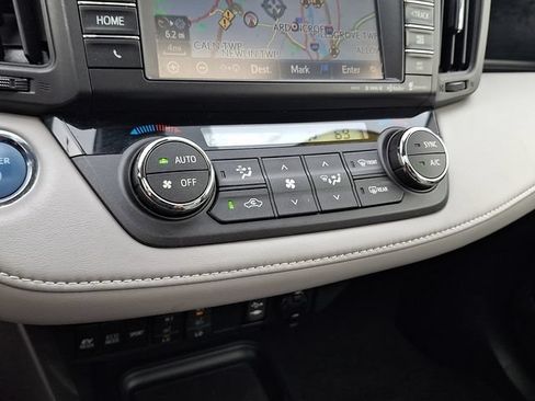 Used 2018 Toyota RAV4 Limited AWD/4WD image 16