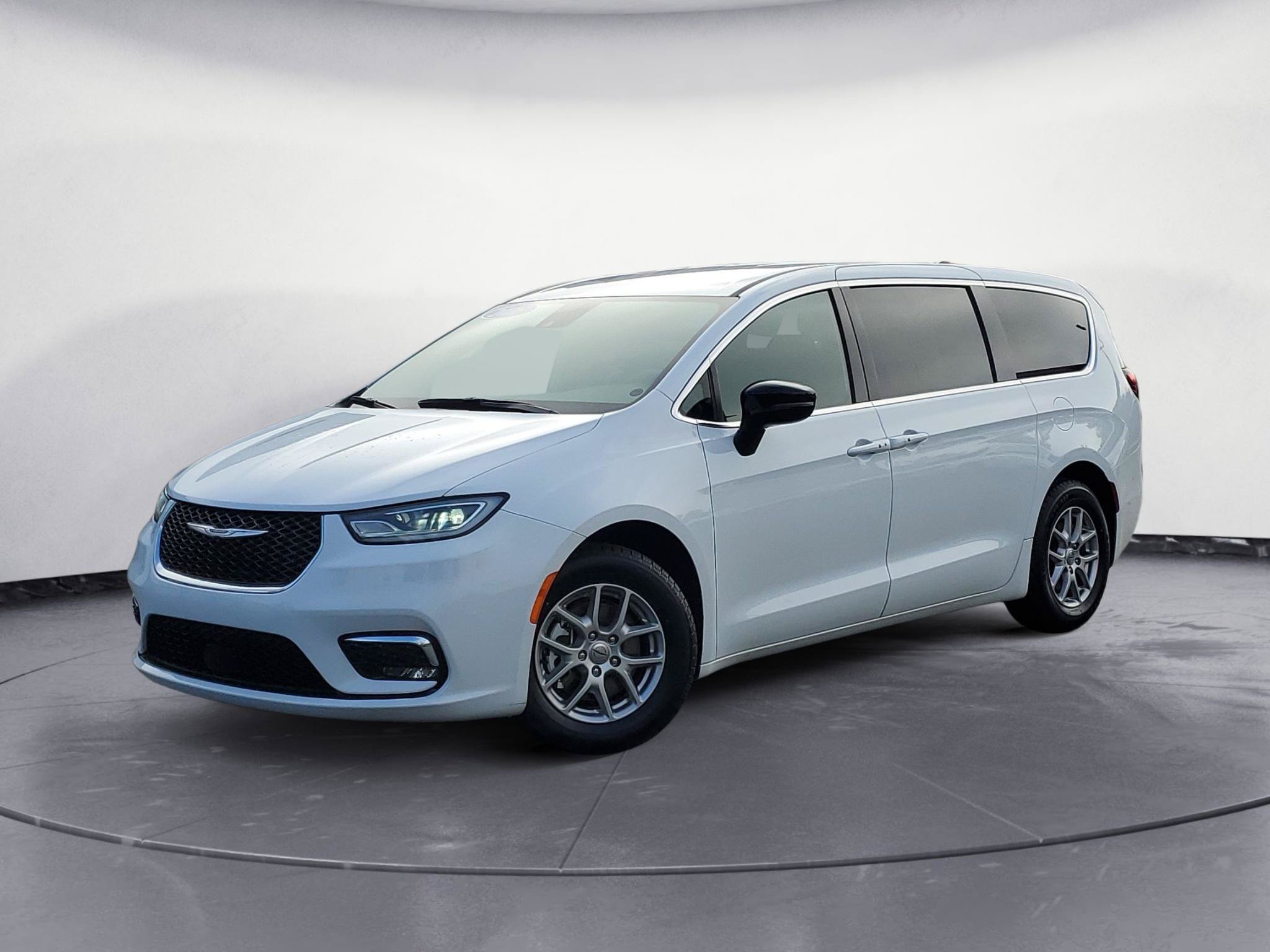 Used 2025 Chrysler Pacifica Select FWD image 1