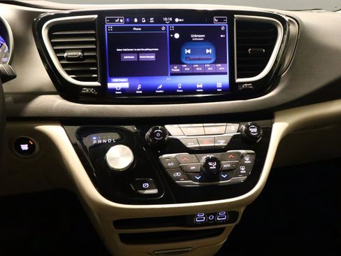 Used 2024 Chrysler Pacifica Touring-L image 25