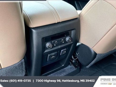 Used 2023 Chevrolet Traverse Premier image 24