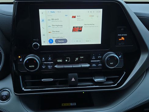 Certified 2023 Toyota Highlander XLE image 14