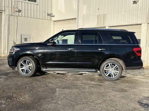 Used 2023 Ford Expedition Limited image 3