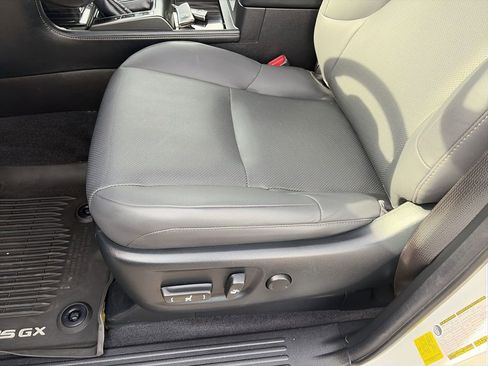 Used 2023 Lexus GX 460 Premium w/ Premium Package image 12