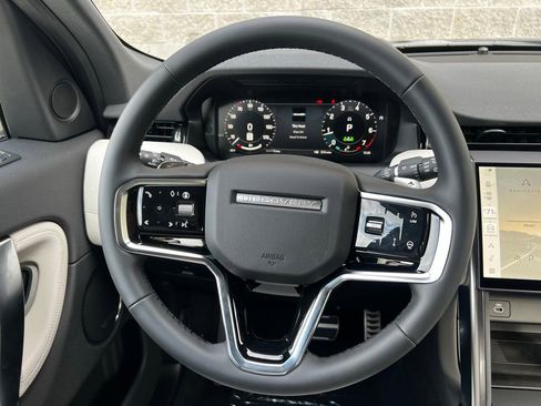 New 2025 Land Rover Discovery Sport Dynamic SE image 17