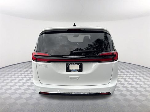 Used 2024 Chrysler Pacifica Touring-L image 6