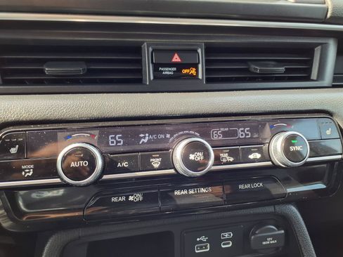 Used 2025 Honda Pilot Touring image 7