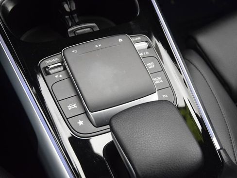 Used 2022 Mercedes-Benz GLB 250 image 28