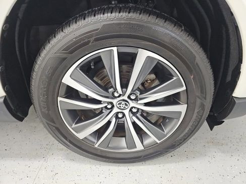 Certified 2021 Toyota Venza LE image 9