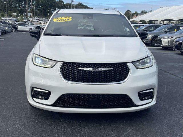Used 2025 Chrysler Pacifica Select FWD image 2
