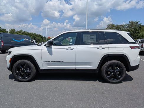 New 2025 Jeep Grand Cherokee Altitude image 8