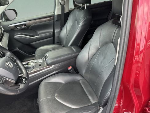 Used 2021 Toyota Highlander Limited FWD image 13