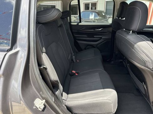 Used 2024 Jeep Grand Cherokee Laredo RWD image 9