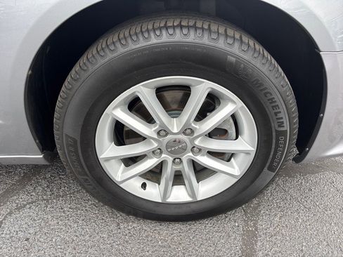 Used 2019 Dodge Grand Caravan SXT image 9