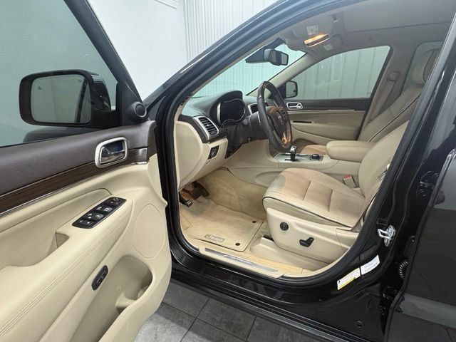 Used 2014 Jeep Grand Cherokee Overland w/ Advanced Technology Group AWD/4WD image 16