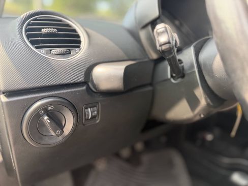 Used 2009 Volkswagen Beetle Coupe FWD image 12